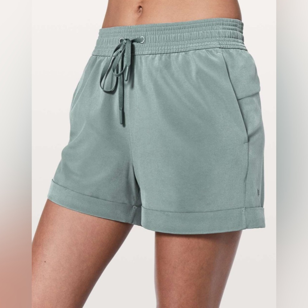 Lululemon Spring Break Away Short 3” Juniper Women’s Shorts Size 8